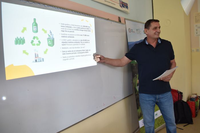 Učenici iz Kraljeva obeležili Svetski dan čišćenja Učenici iz Kraljeva obeležili Svetski dan čišćenja